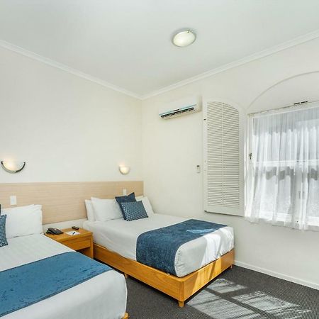 Ramada By Wyndham, Hamilton City Center Екстер'єр фото