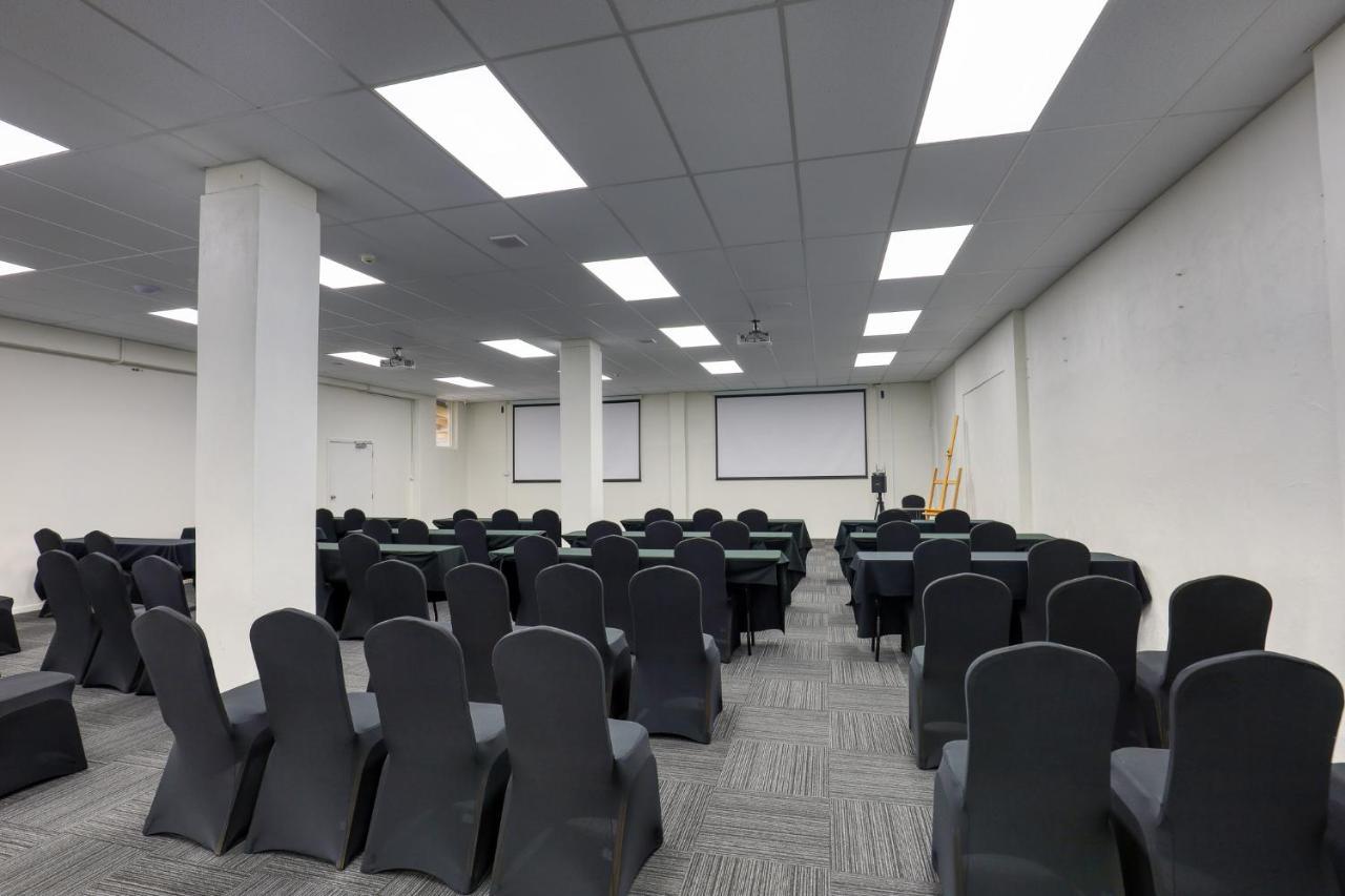 Ramada By Wyndham, Hamilton City Center Екстер'єр фото