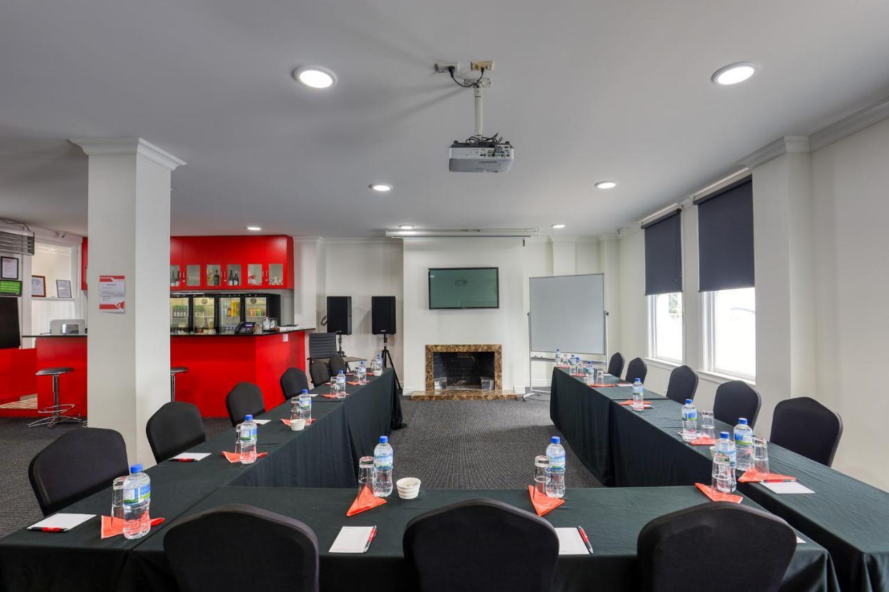 Ramada By Wyndham, Hamilton City Center Екстер'єр фото