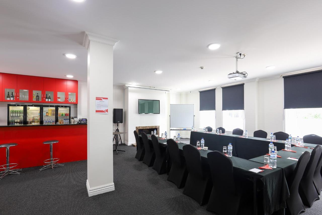 Ramada By Wyndham, Hamilton City Center Екстер'єр фото