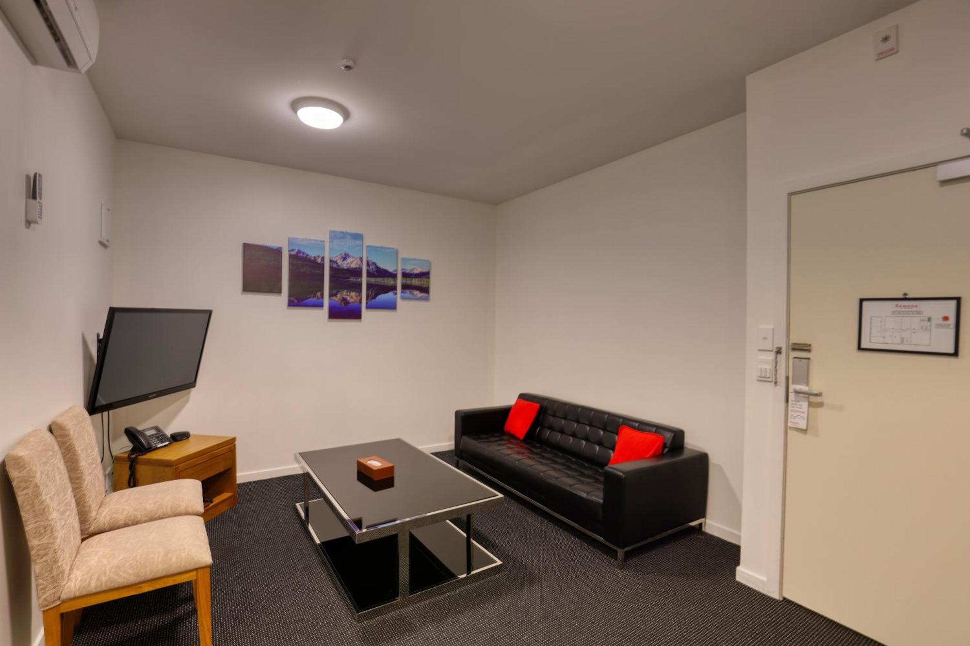Ramada By Wyndham, Hamilton City Center Екстер'єр фото
