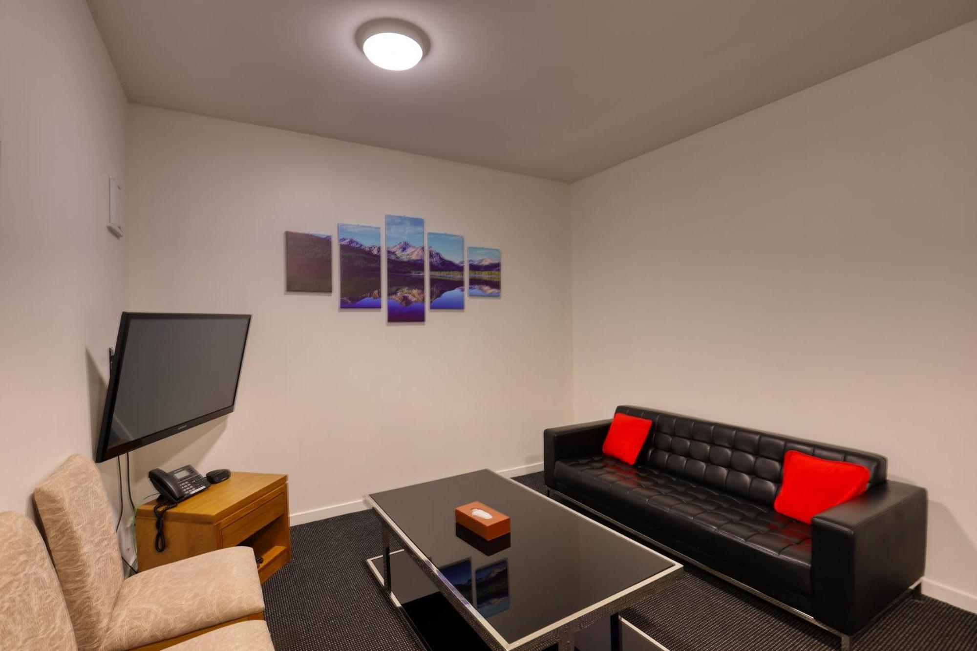 Ramada By Wyndham, Hamilton City Center Екстер'єр фото