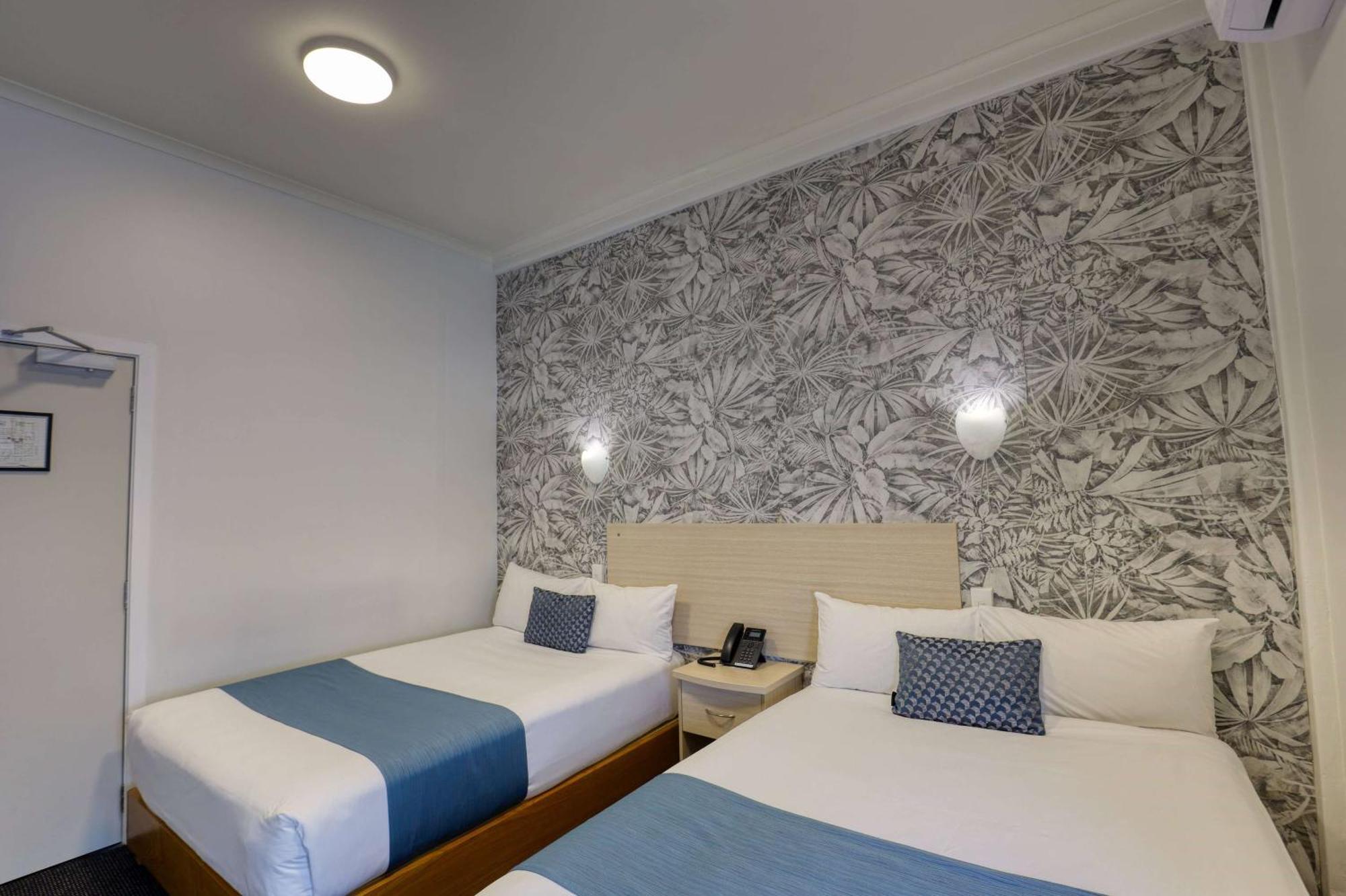 Ramada By Wyndham, Hamilton City Center Екстер'єр фото