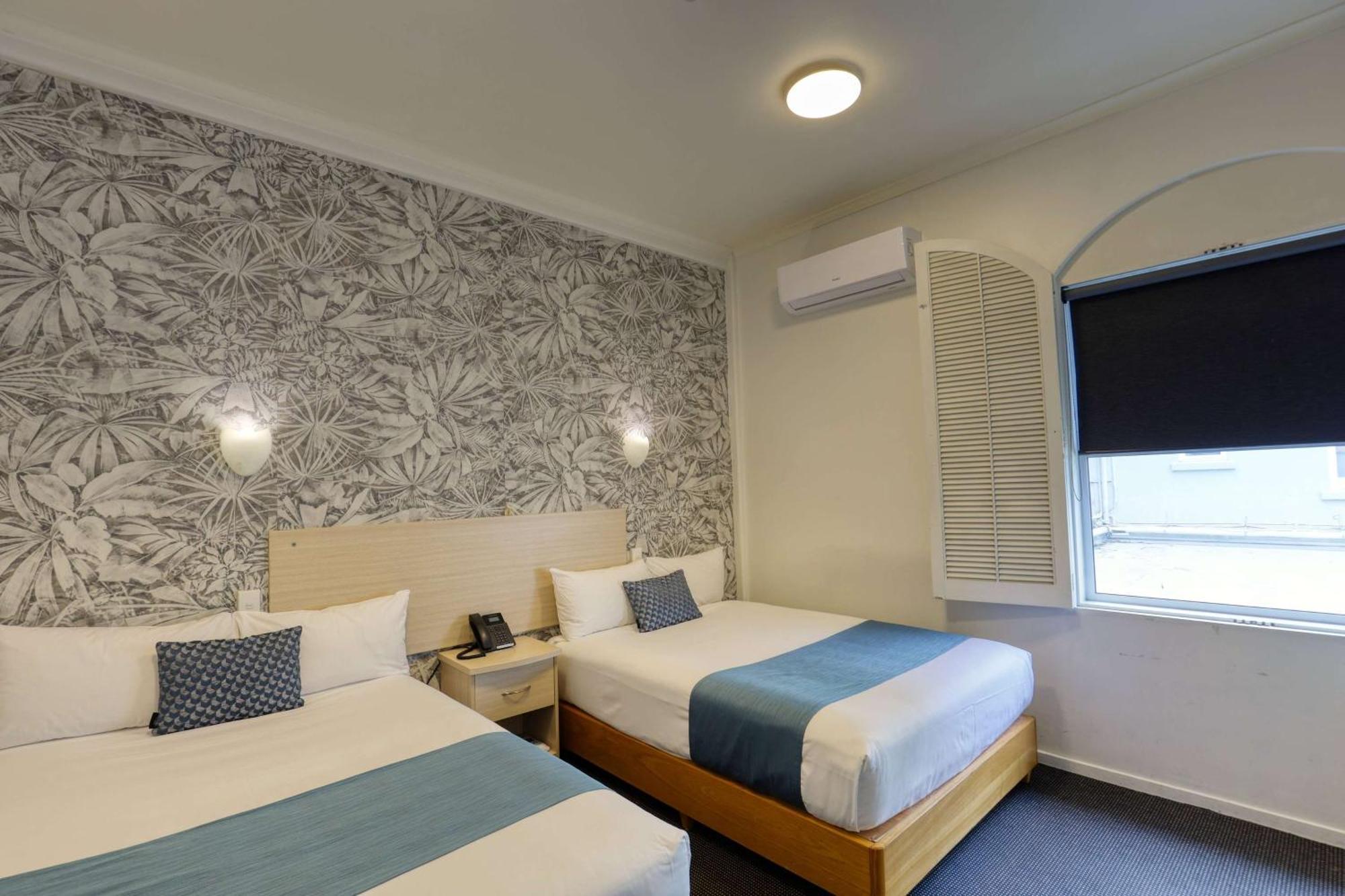 Ramada By Wyndham, Hamilton City Center Екстер'єр фото