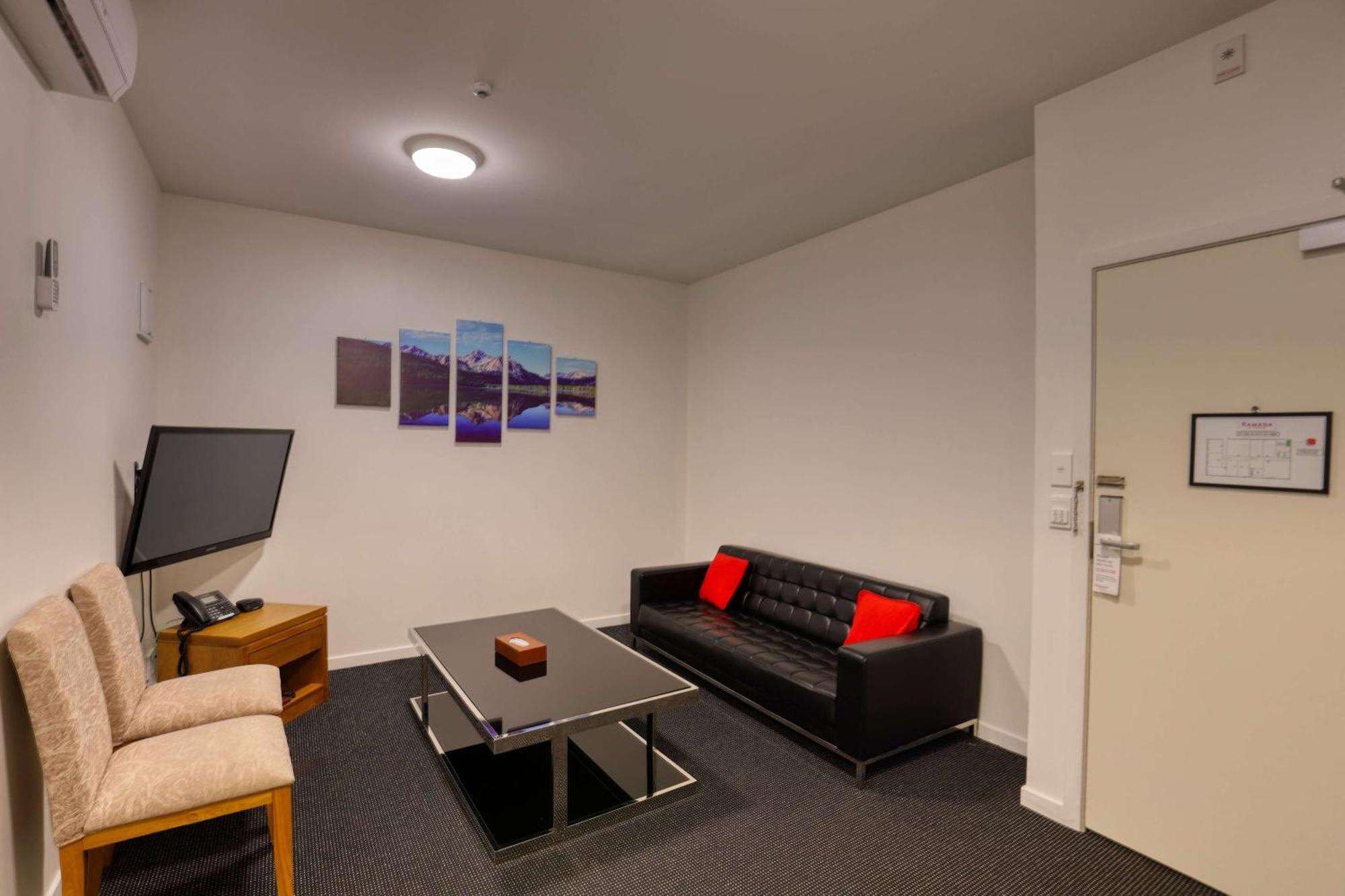 Ramada By Wyndham, Hamilton City Center Екстер'єр фото