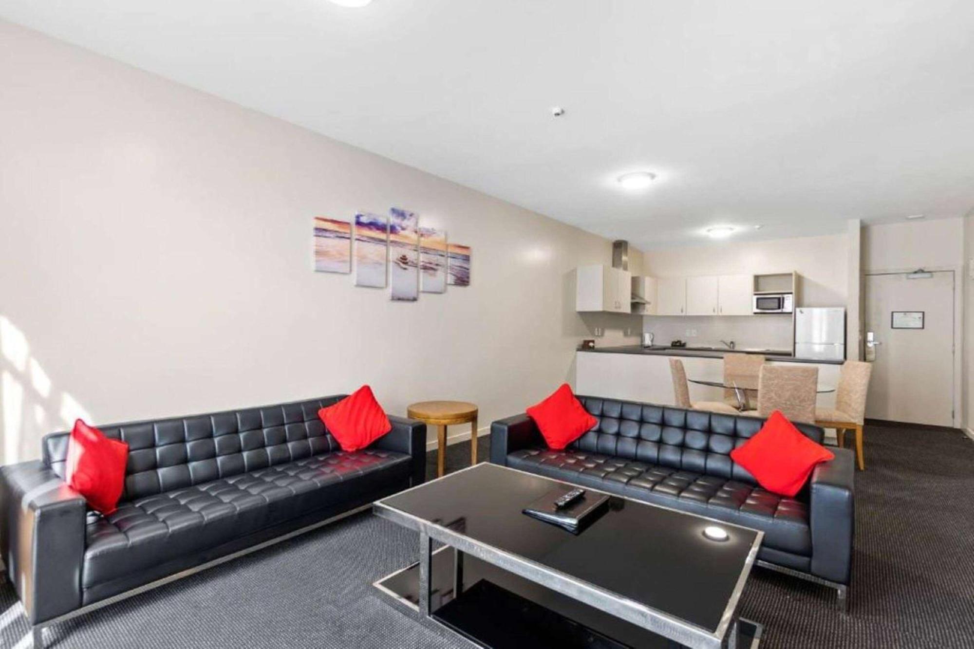 Ramada By Wyndham, Hamilton City Center Екстер'єр фото