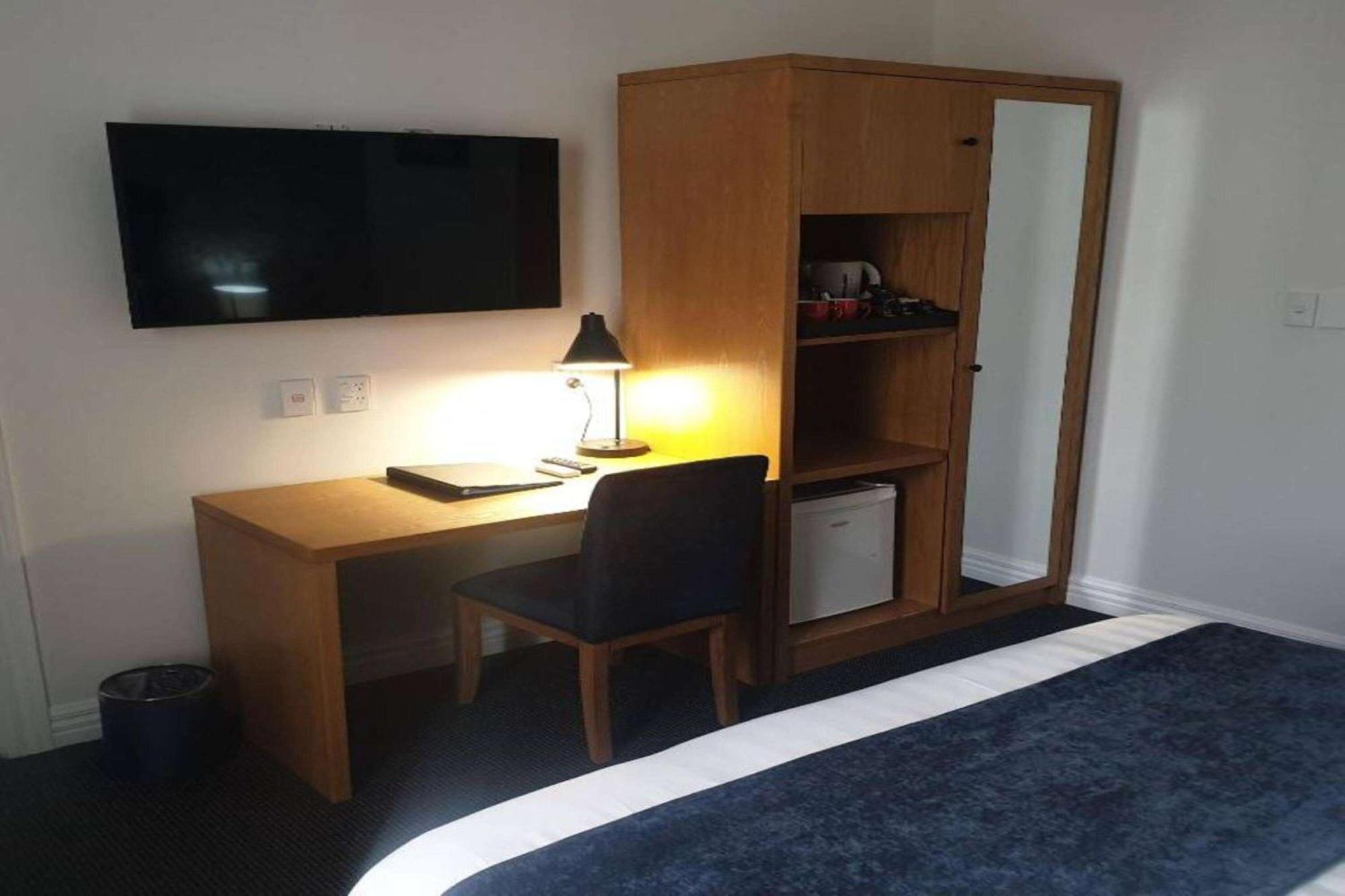 Ramada By Wyndham, Hamilton City Center Екстер'єр фото