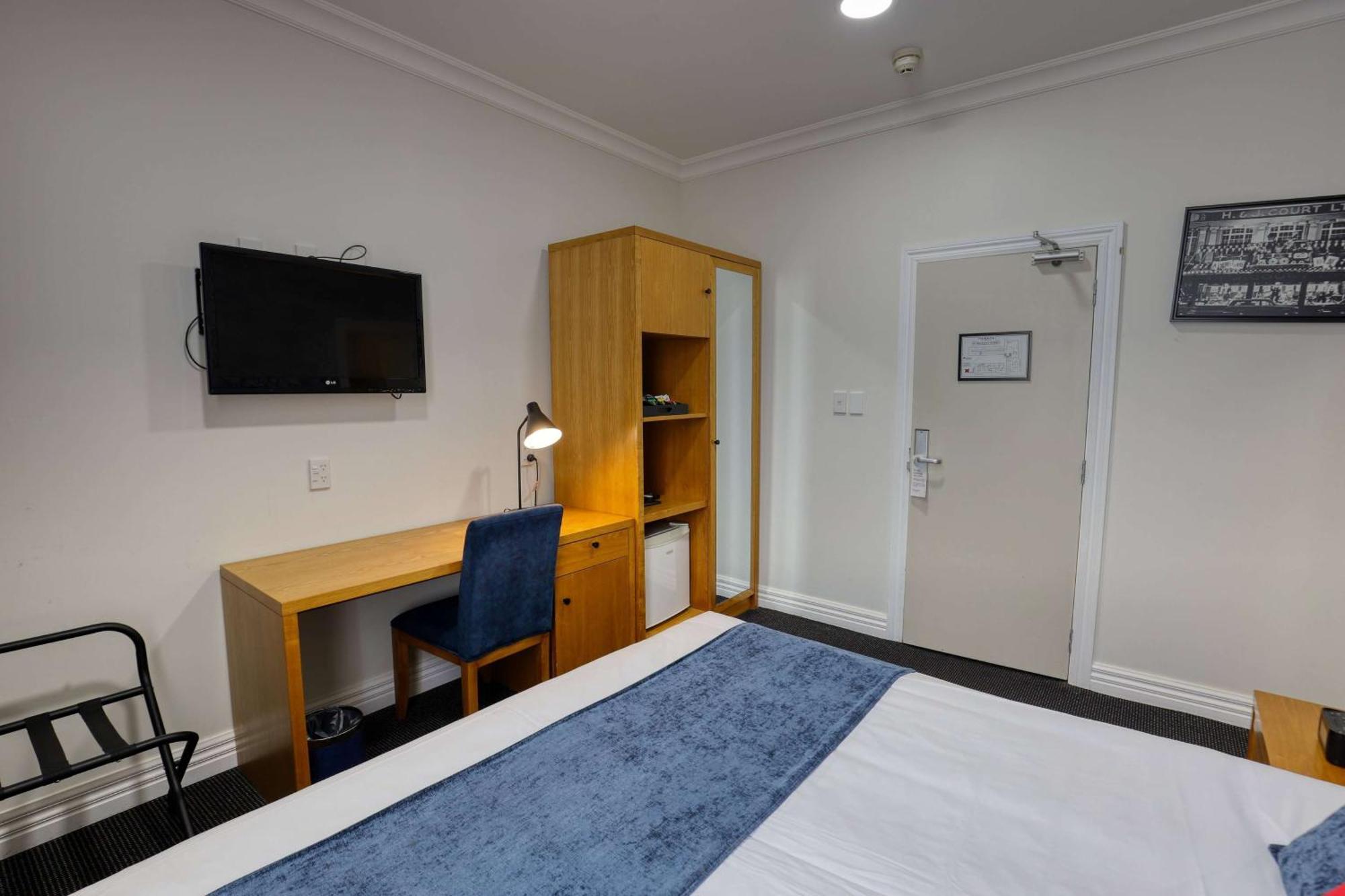 Ramada By Wyndham, Hamilton City Center Екстер'єр фото