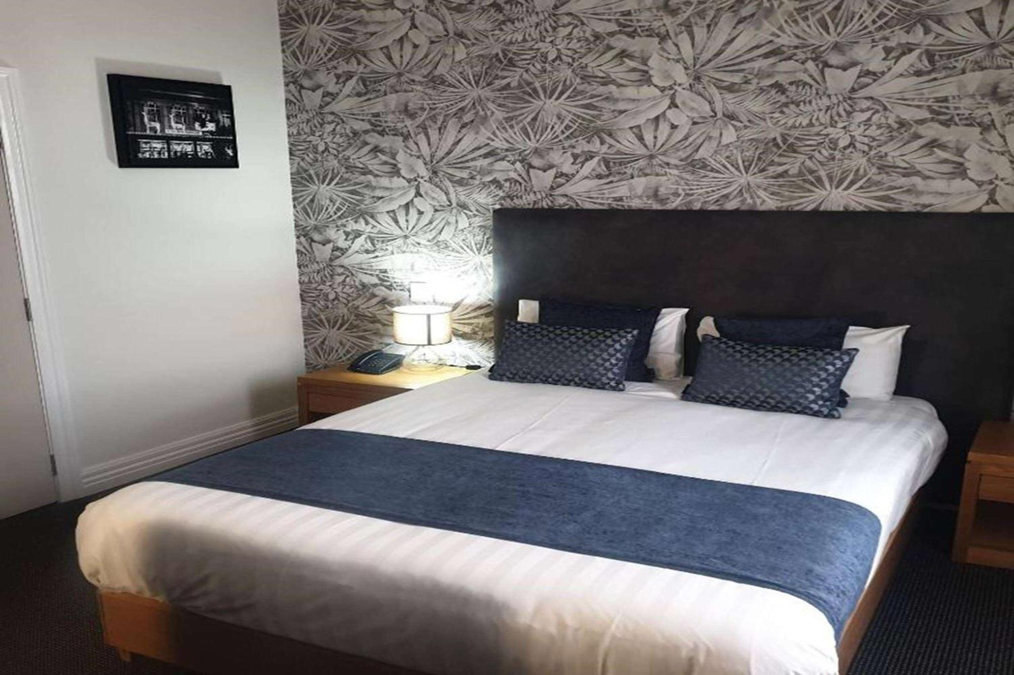 Ramada By Wyndham, Hamilton City Center Екстер'єр фото