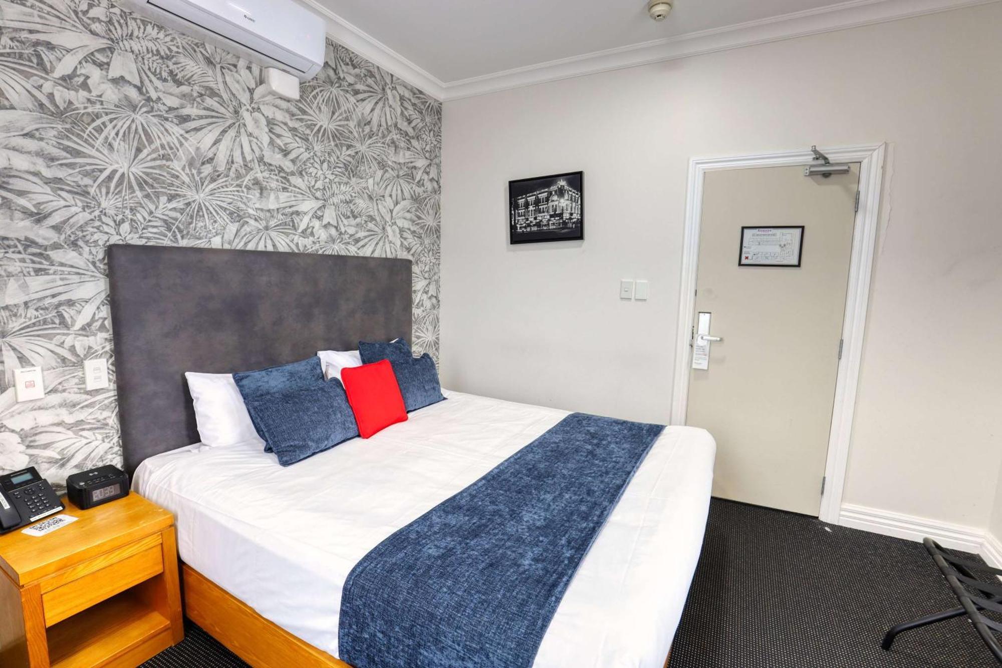 Ramada By Wyndham, Hamilton City Center Екстер'єр фото