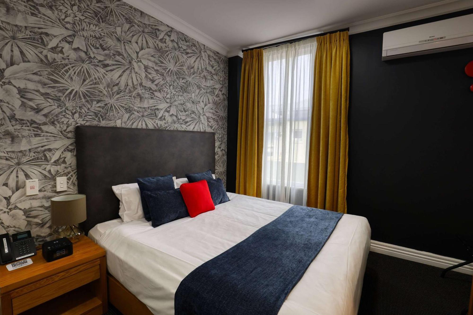 Ramada By Wyndham, Hamilton City Center Екстер'єр фото