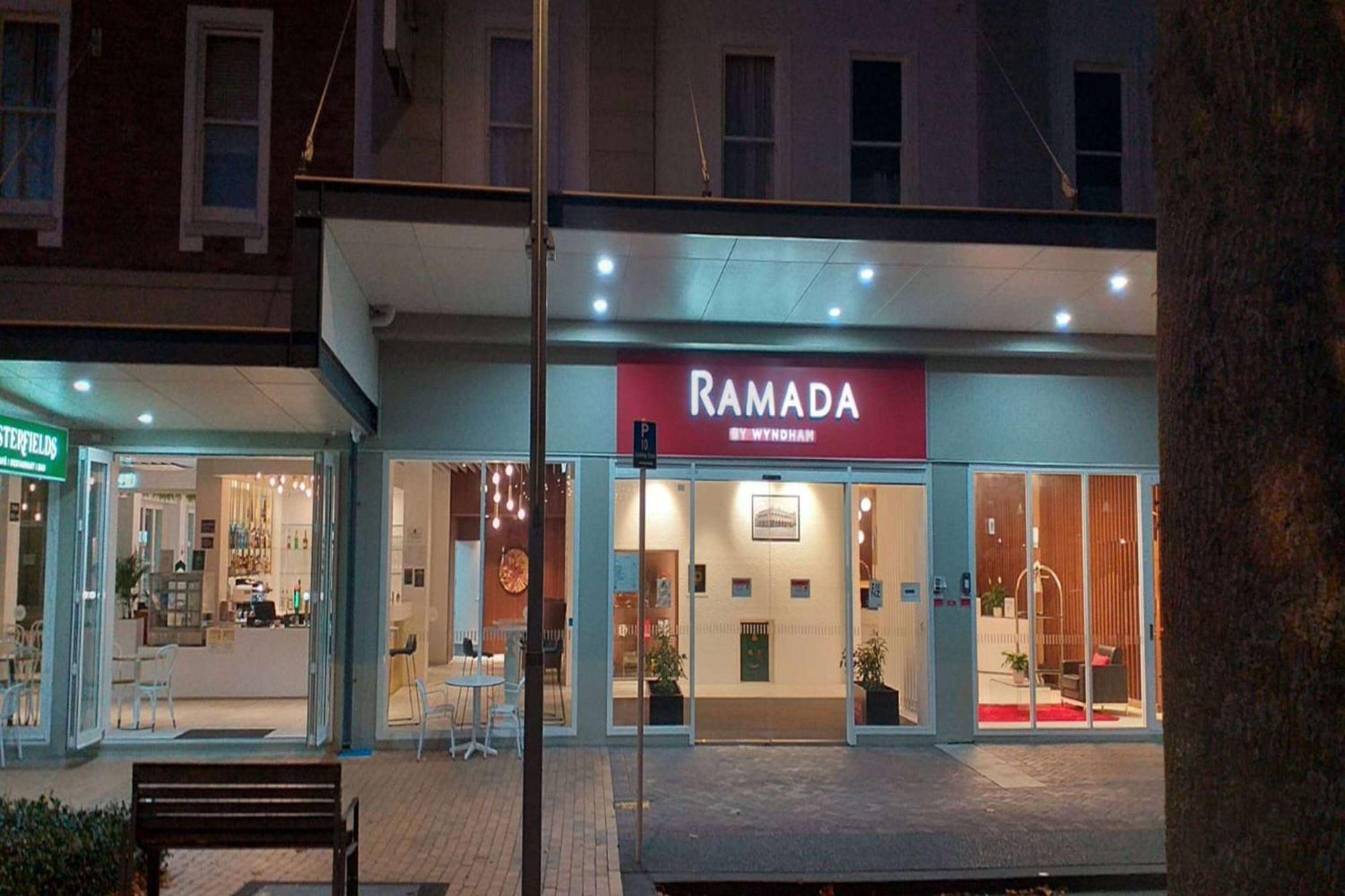 Ramada By Wyndham, Hamilton City Center Екстер'єр фото