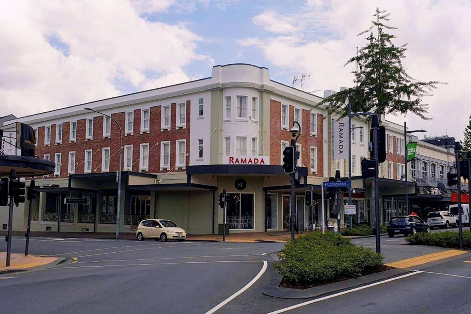 Ramada By Wyndham, Hamilton City Center Екстер'єр фото