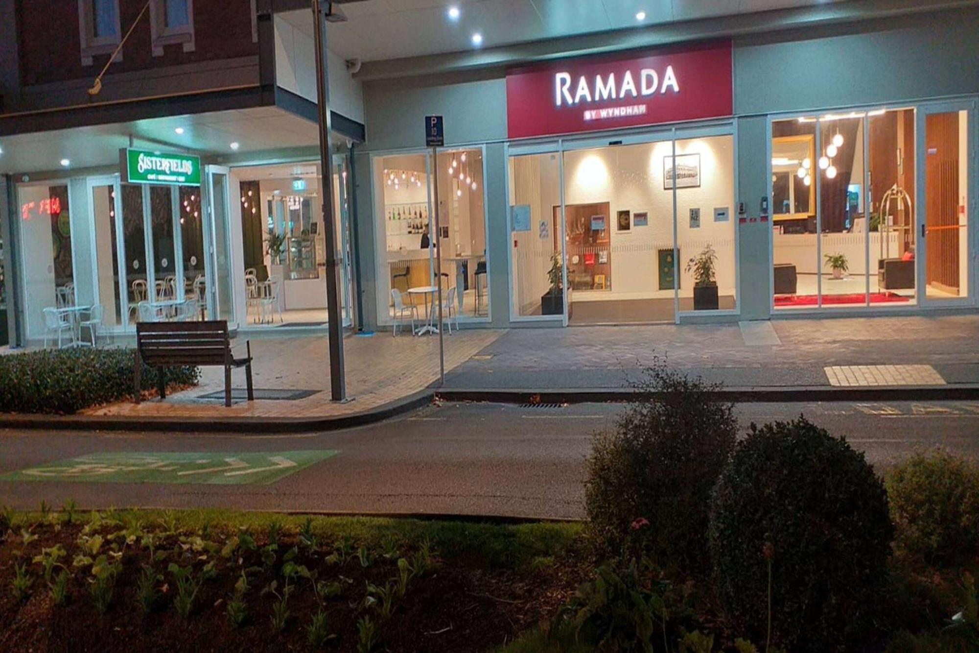 Ramada By Wyndham, Hamilton City Center Екстер'єр фото