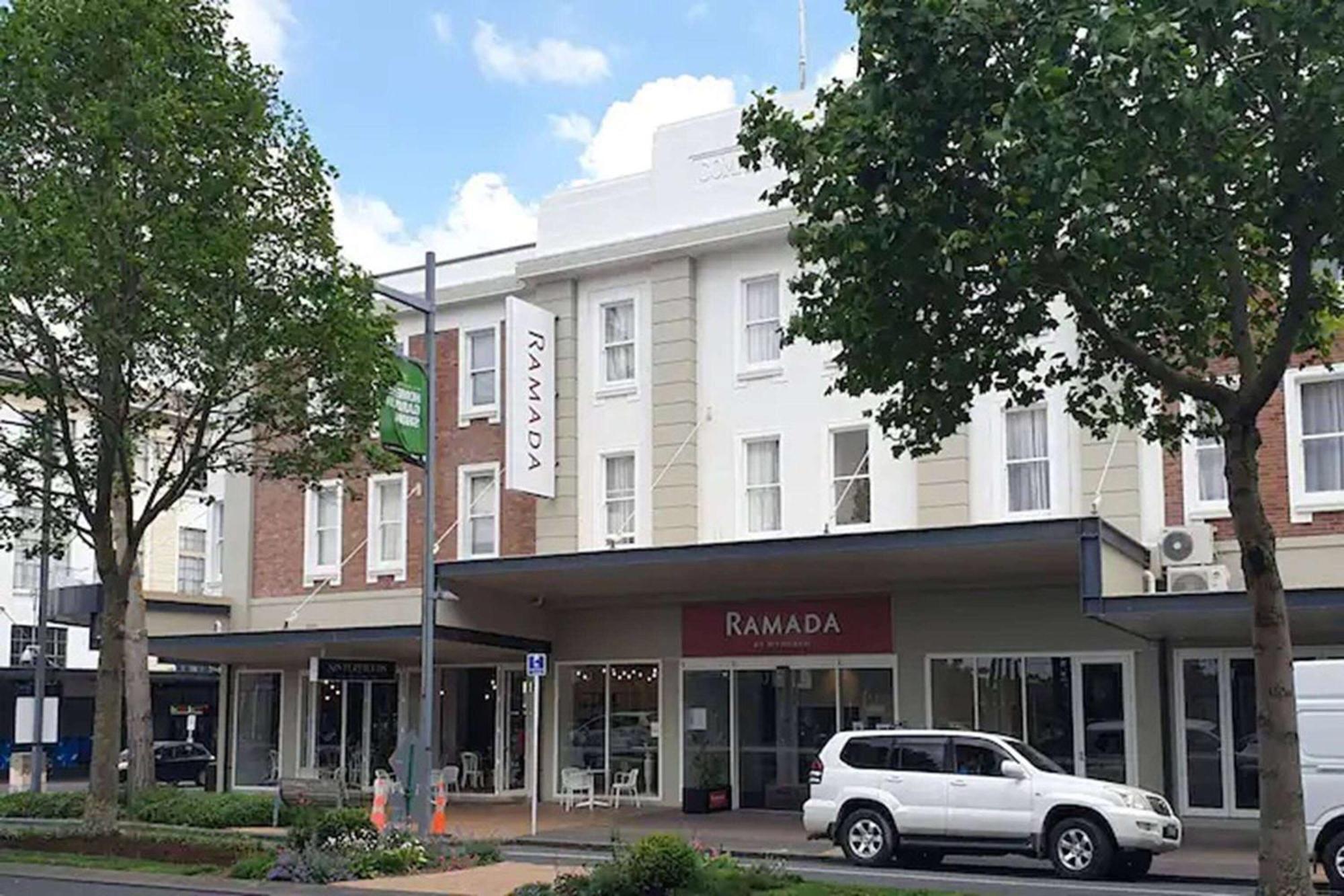 Ramada By Wyndham, Hamilton City Center Екстер'єр фото