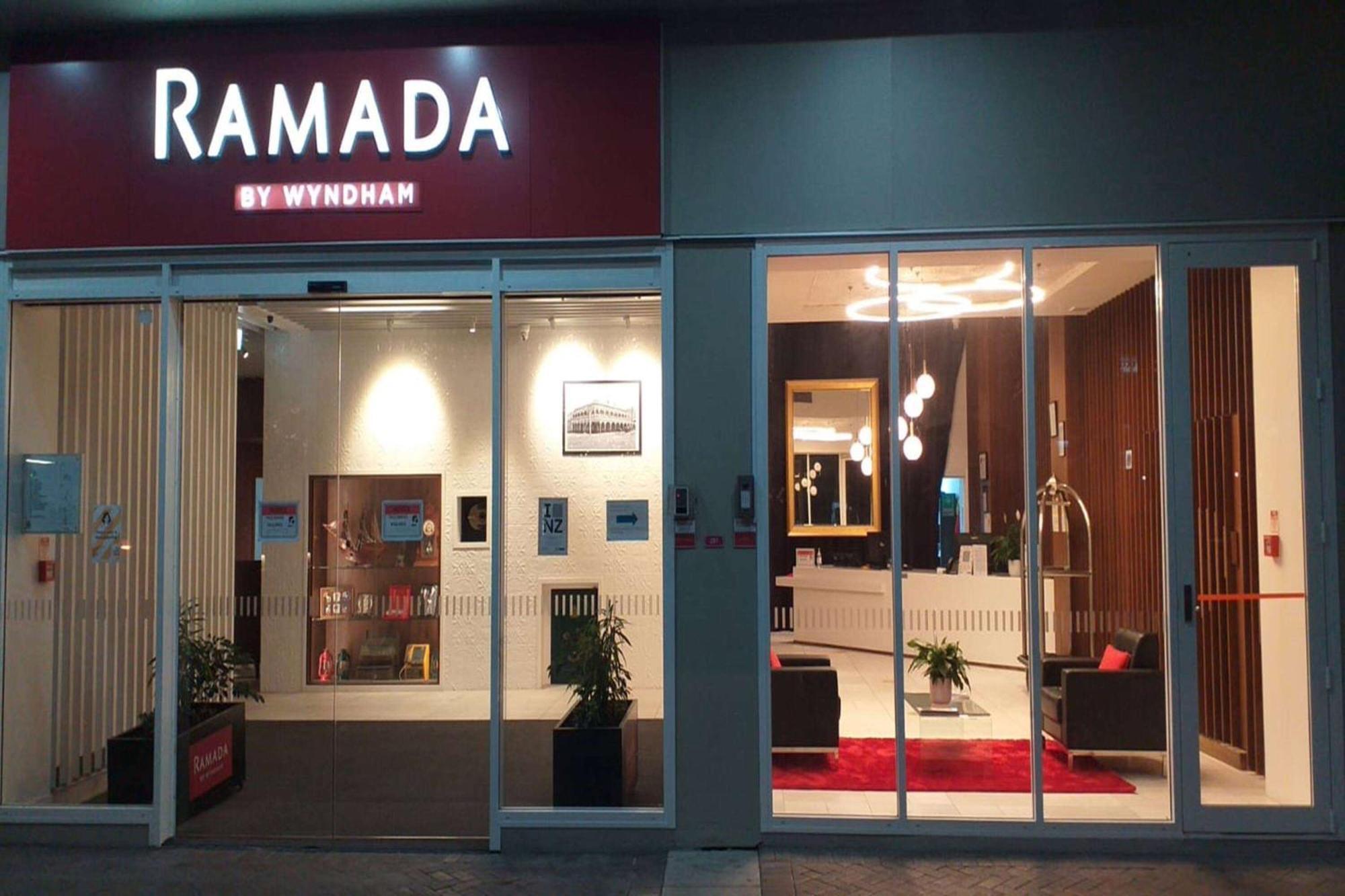 Ramada By Wyndham, Hamilton City Center Екстер'єр фото