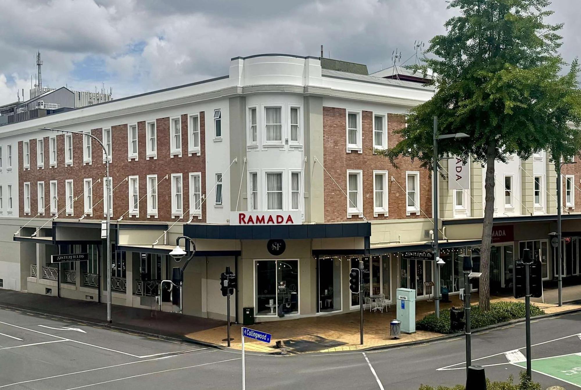 Ramada By Wyndham, Hamilton City Center Екстер'єр фото
