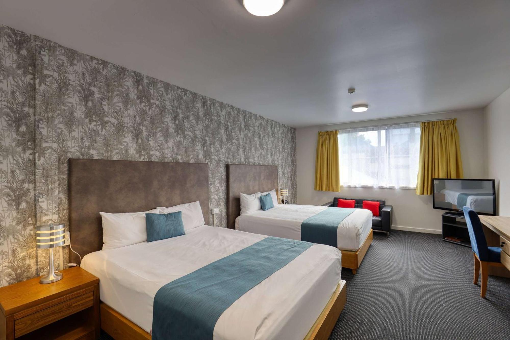Ramada By Wyndham, Hamilton City Center Екстер'єр фото